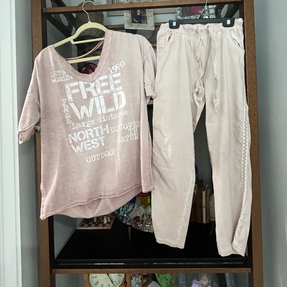 Cropped pants and tee shirt